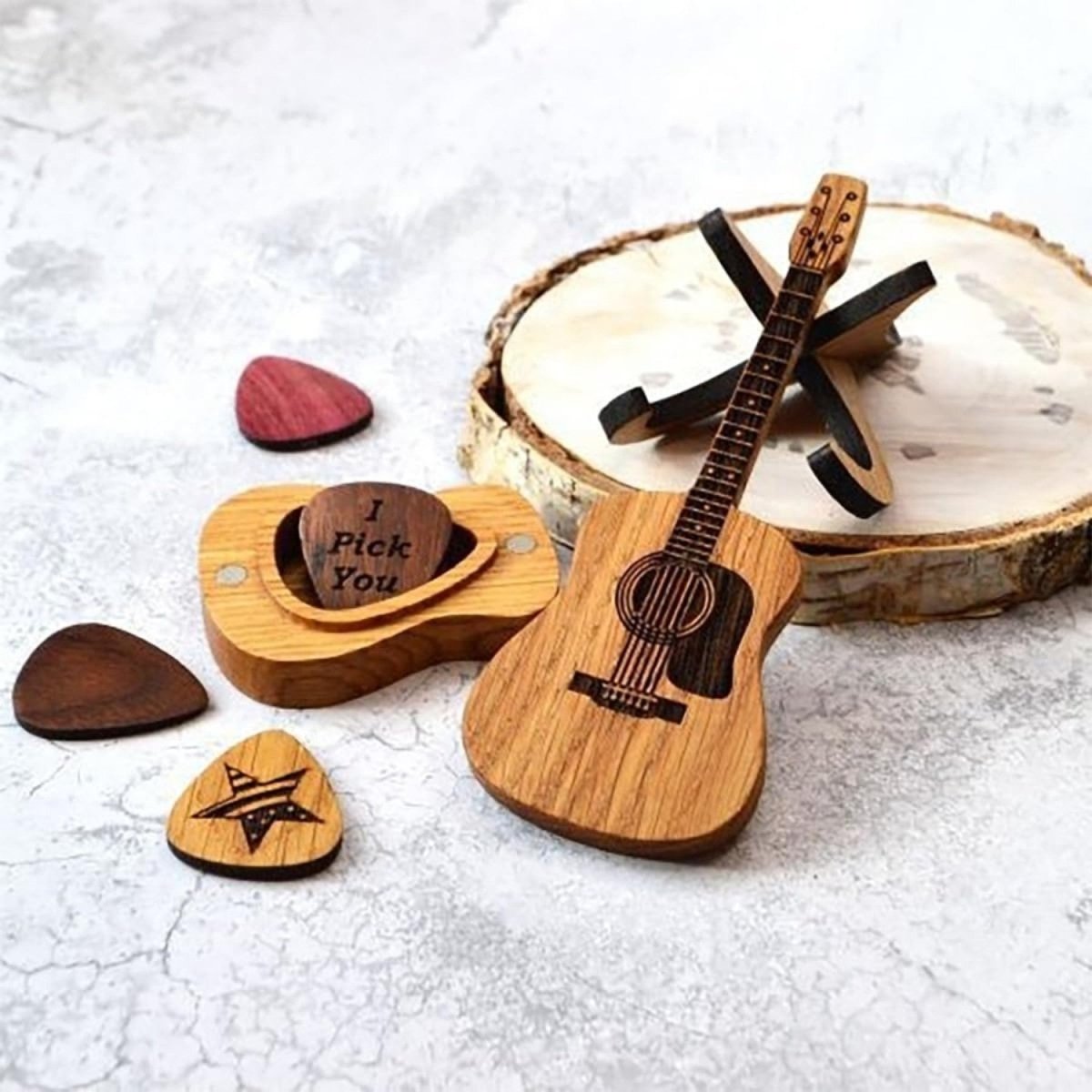 Caixa de Palhetas de Guitarra em Madeira Gravada - Caixa de Palhetas de Guitarra - Vessa
