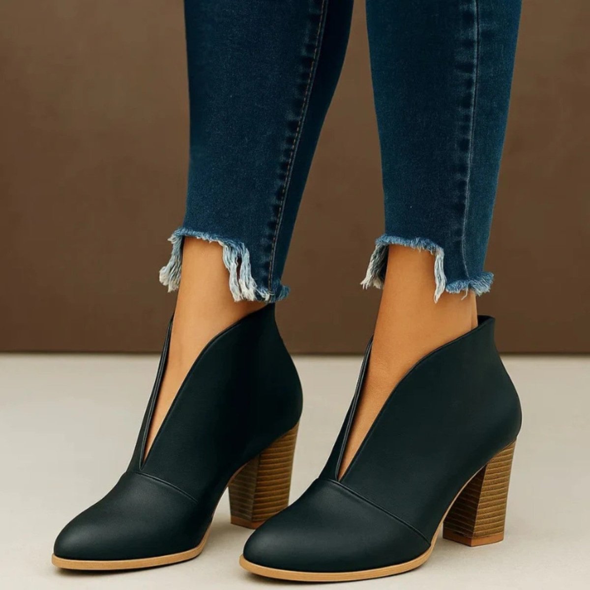 Botins Chique de Biqueira Amêndoa - Botins - Vessa